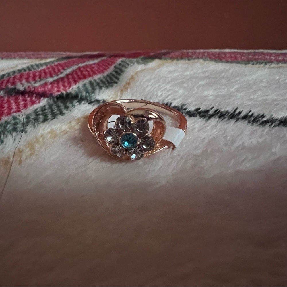 Elegant Gold Tone Floral Ring